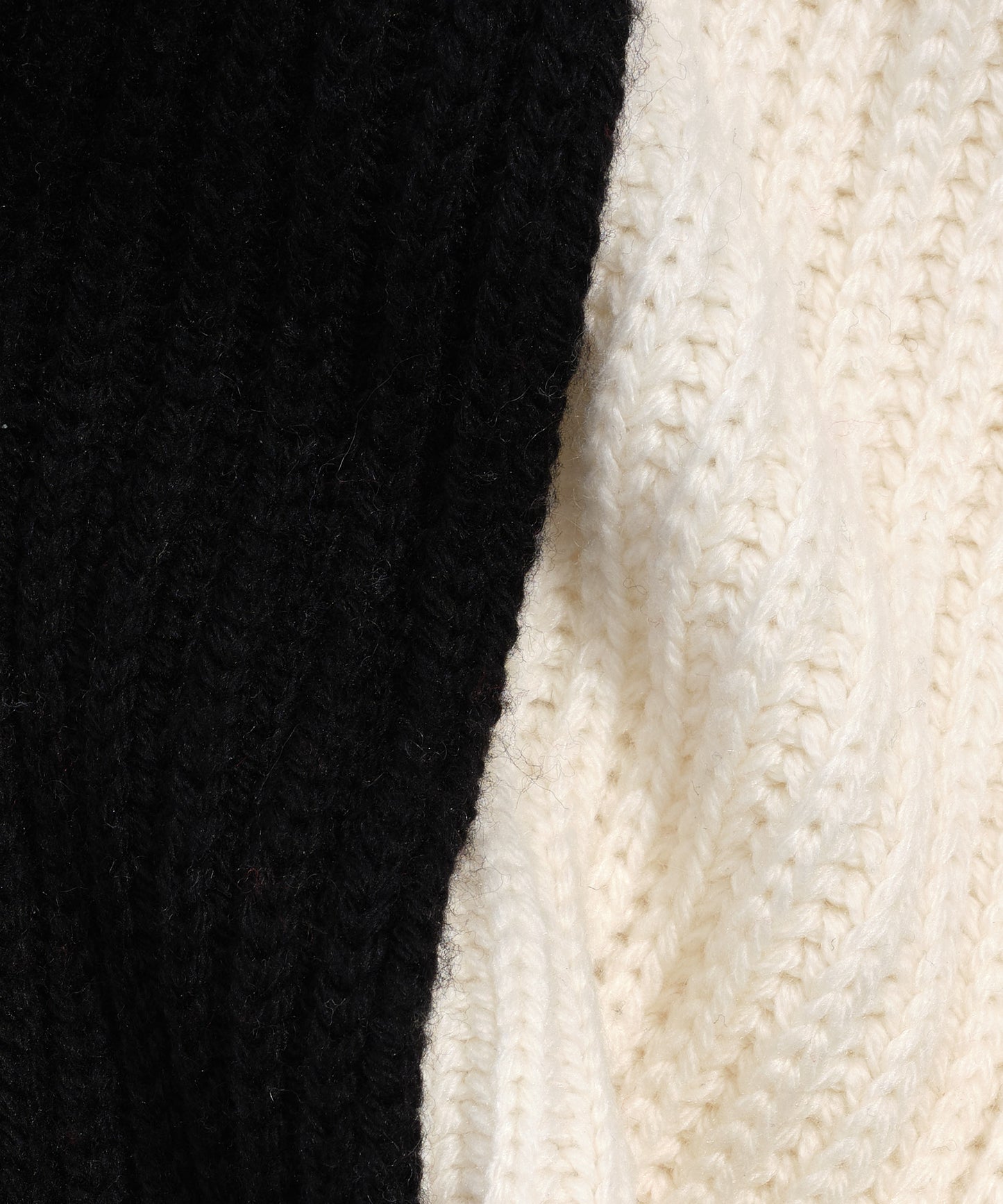 Colorbblock Rib Scarf in color Black/White