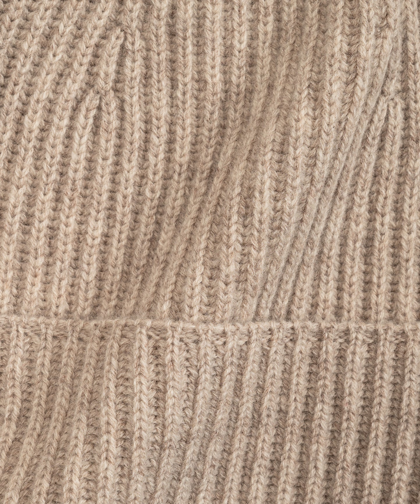 Basic Cardigan Stitch Beanie in color pebble