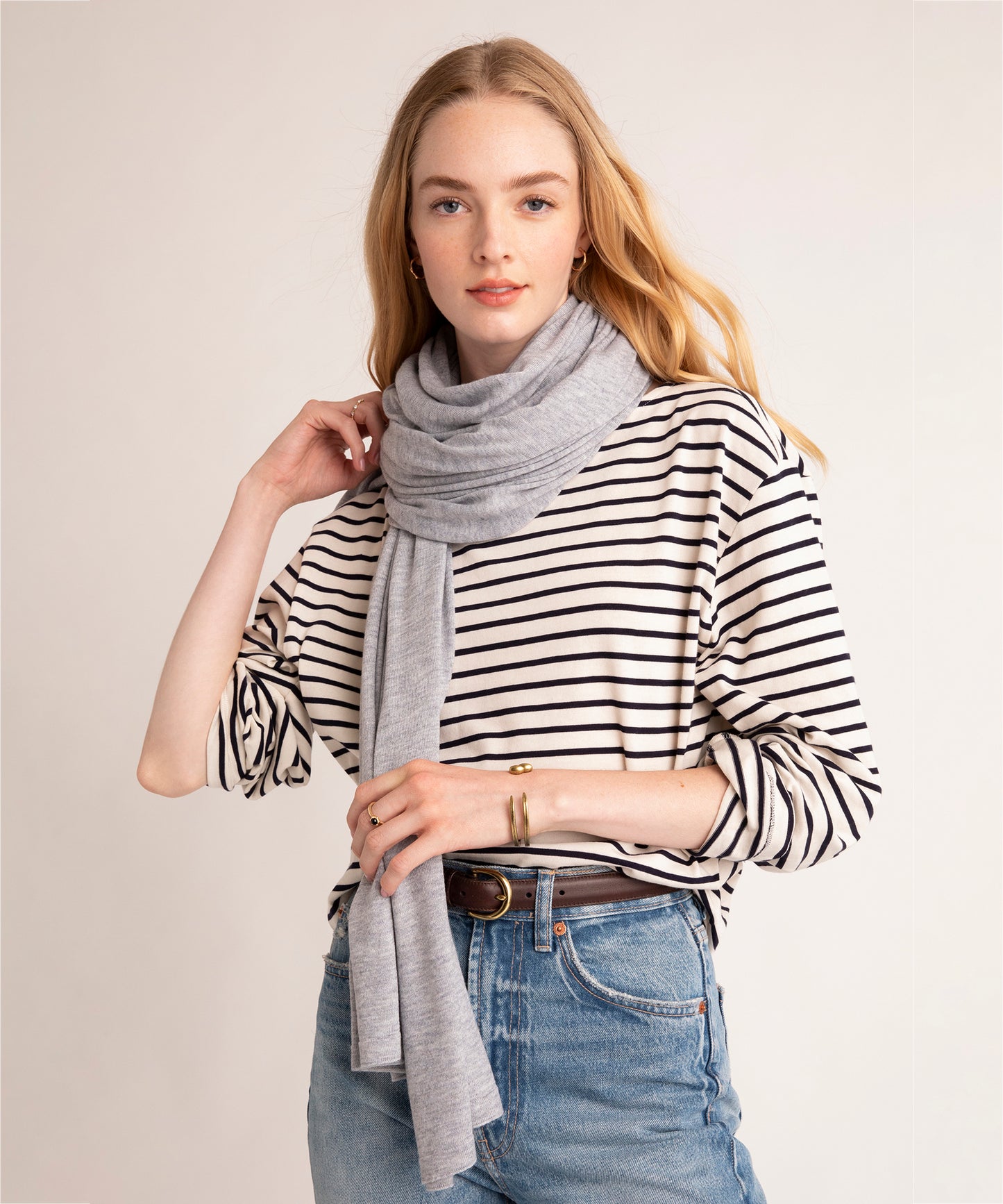 Echo Essentials Travel Wrap in color Grey Heather on a model