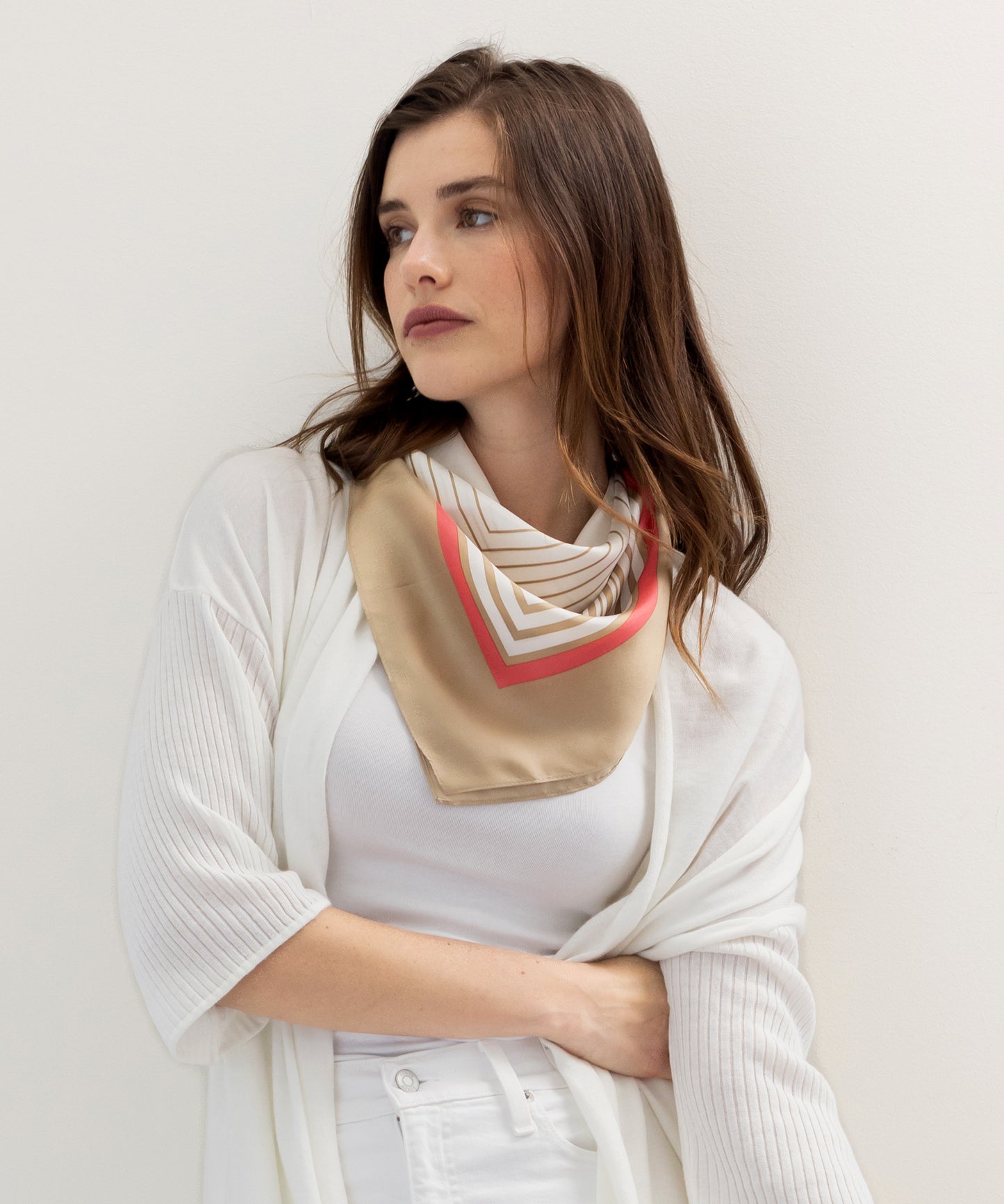 Frame Silk Square in color Semolina on a model