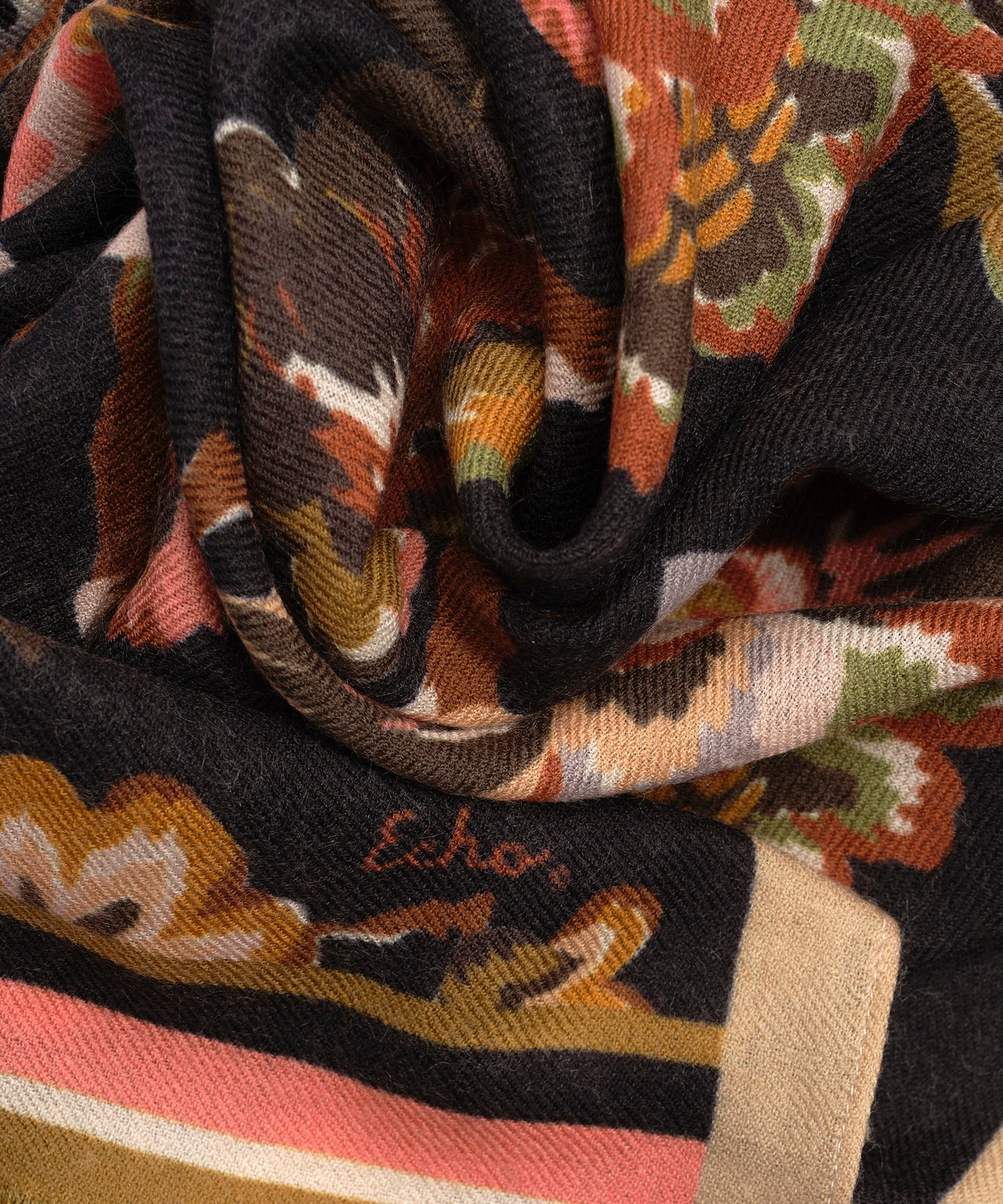 Park Floral Wrap in color black