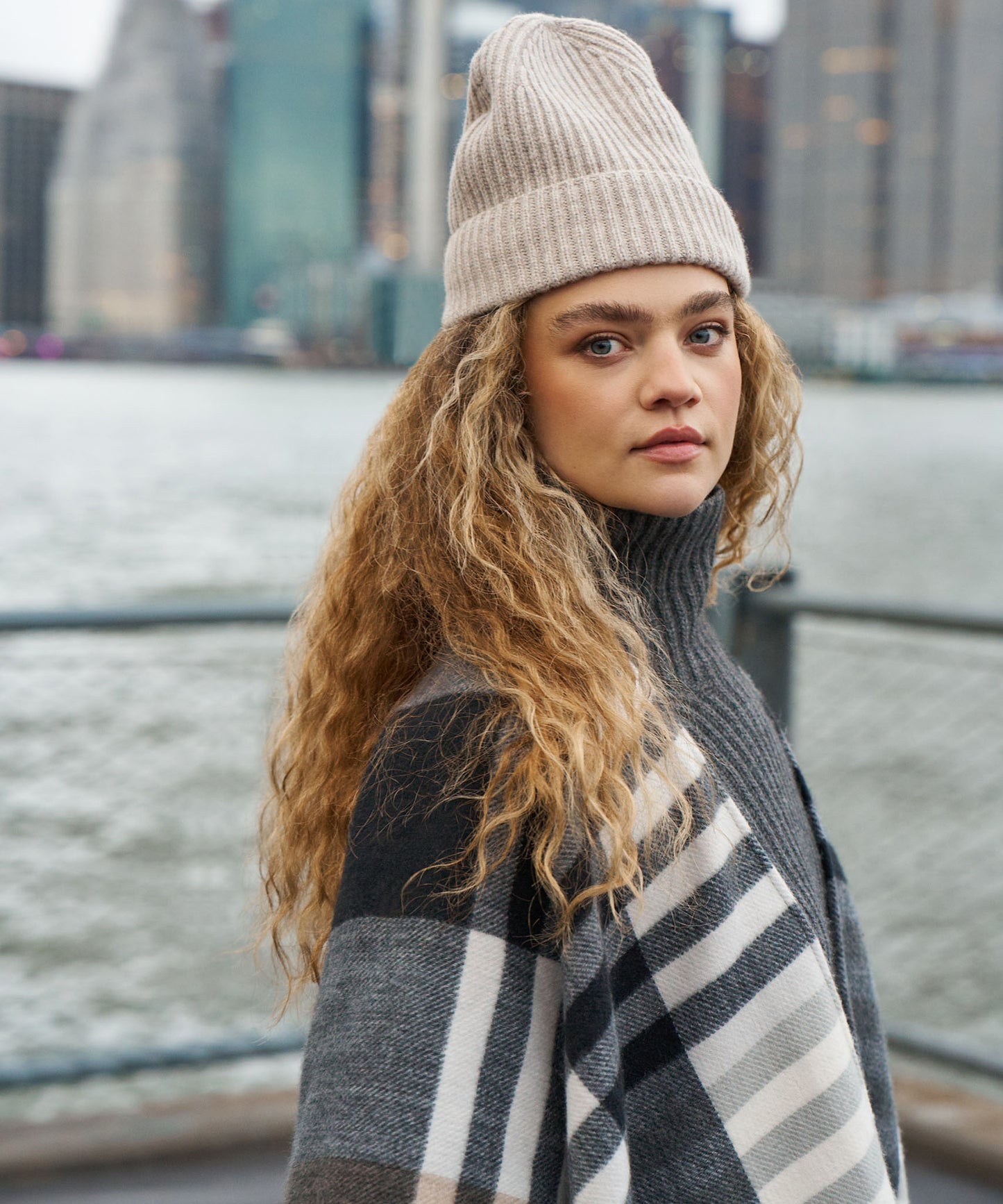 Basic Cardigan Stitch Beanie in color pebble
