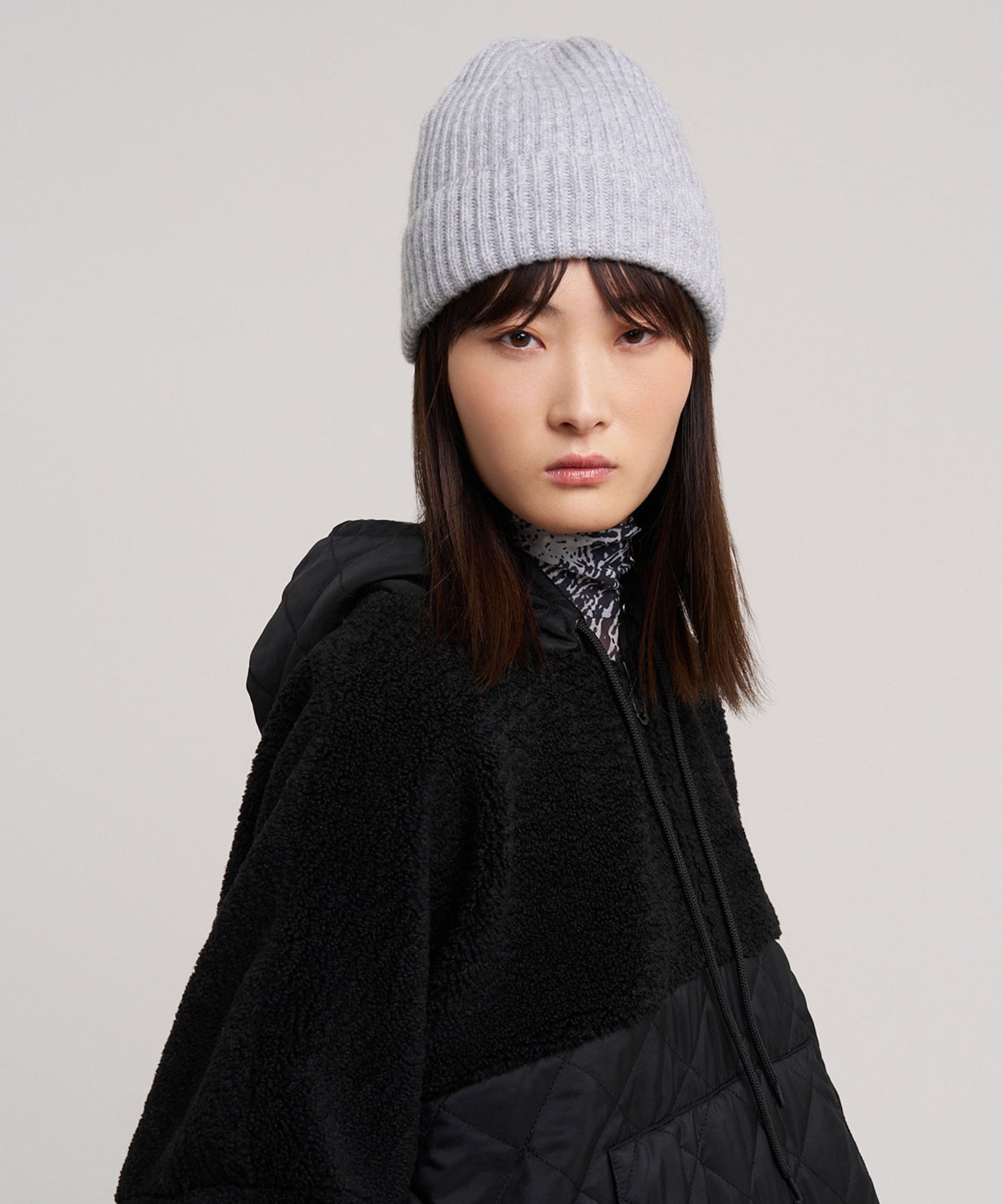Basic Cardigan Stitch Beanie in color silver