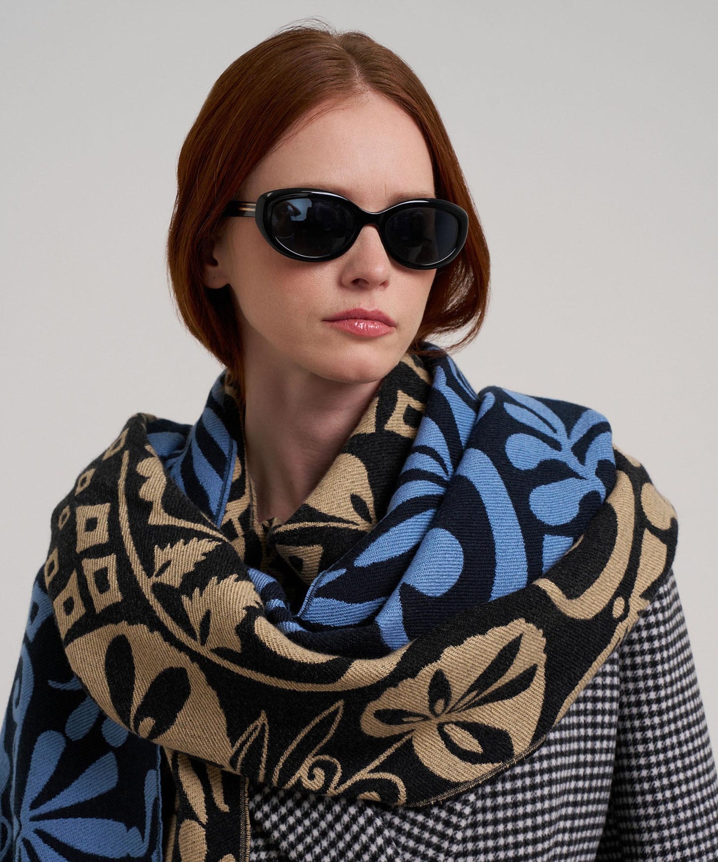 Park Paisley Jacquard Scarf in color navy
