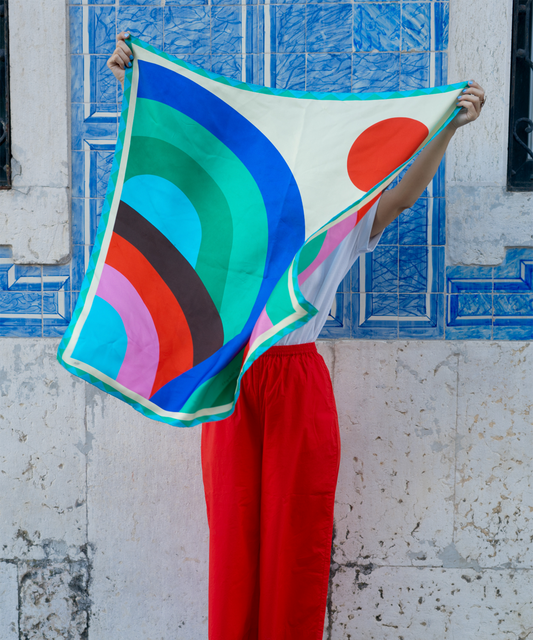 Elizabeth Olwen holding her echo100 scarf