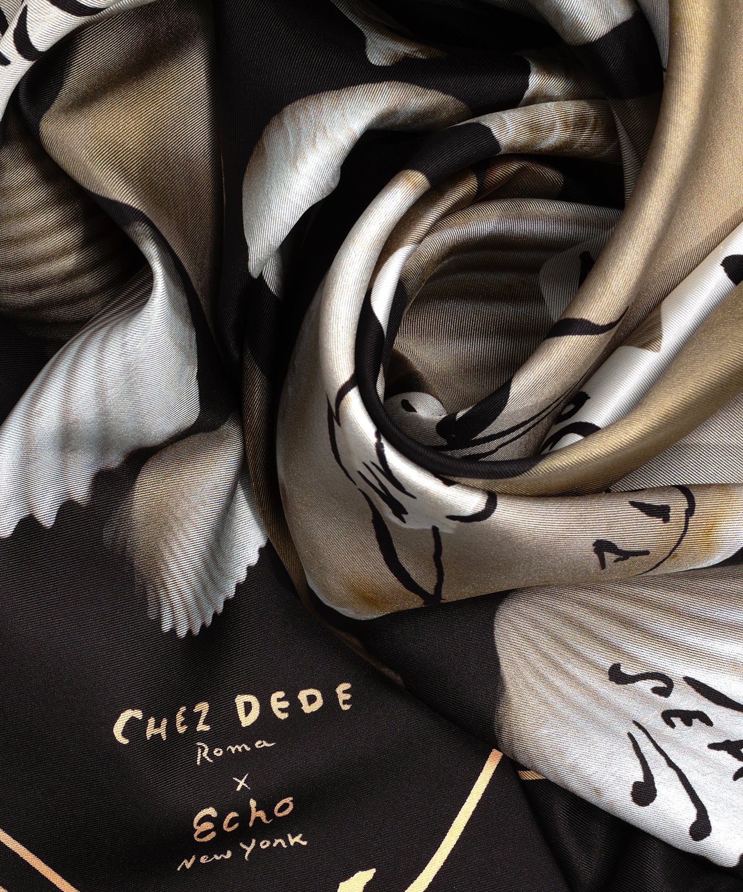 scarf designed by Andrea Ferolla and Daria Reina