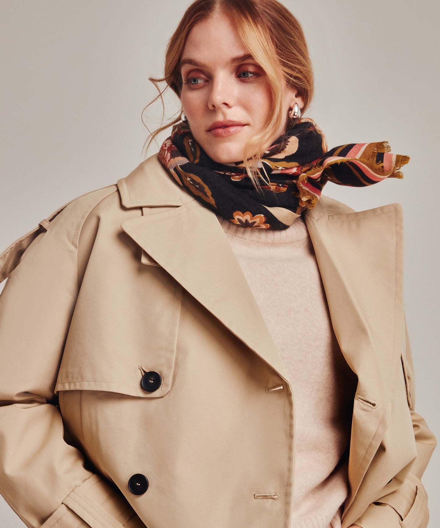 Park Floral Wrap in color black