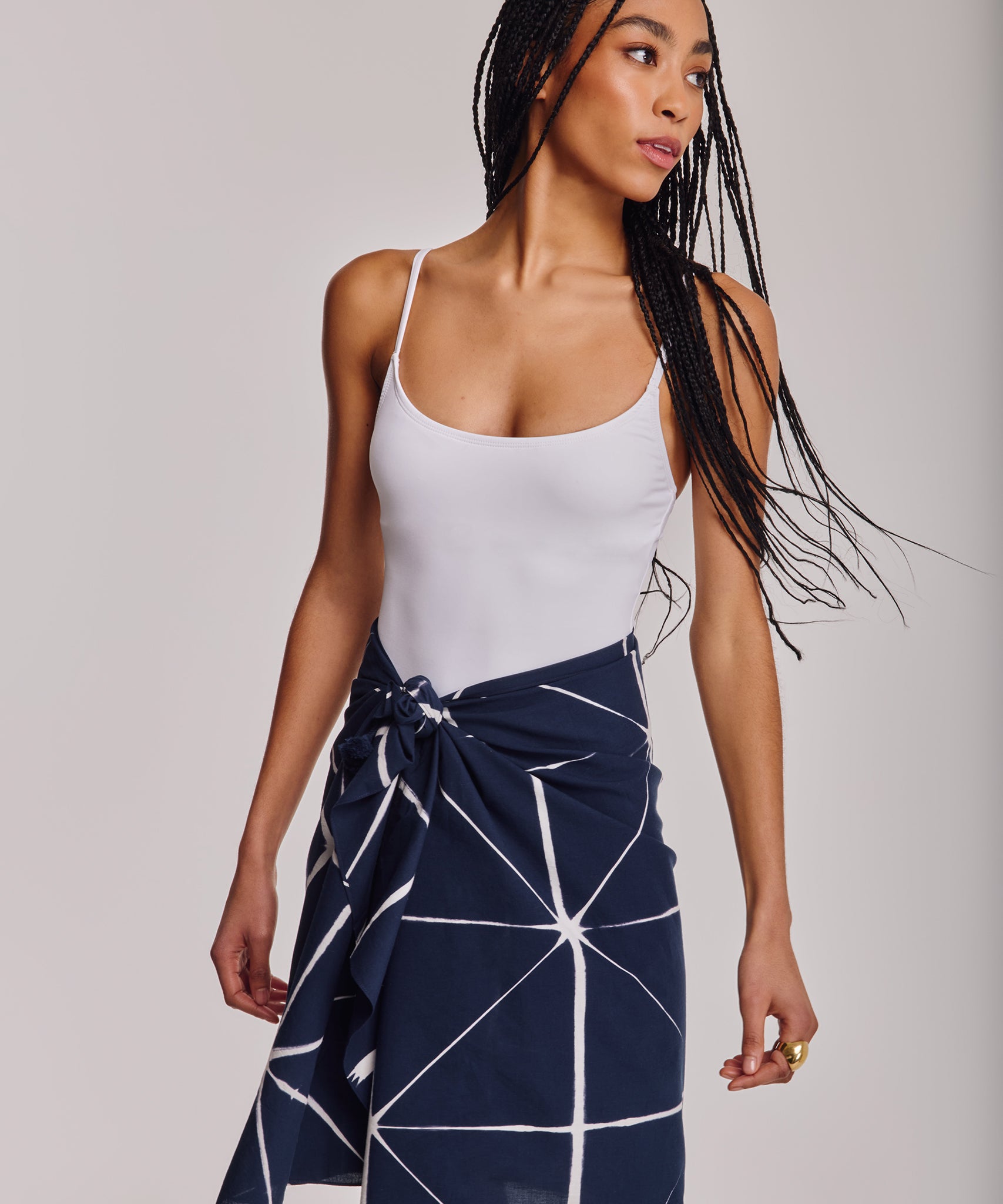 Shibori Sarong And Bag in color indigo