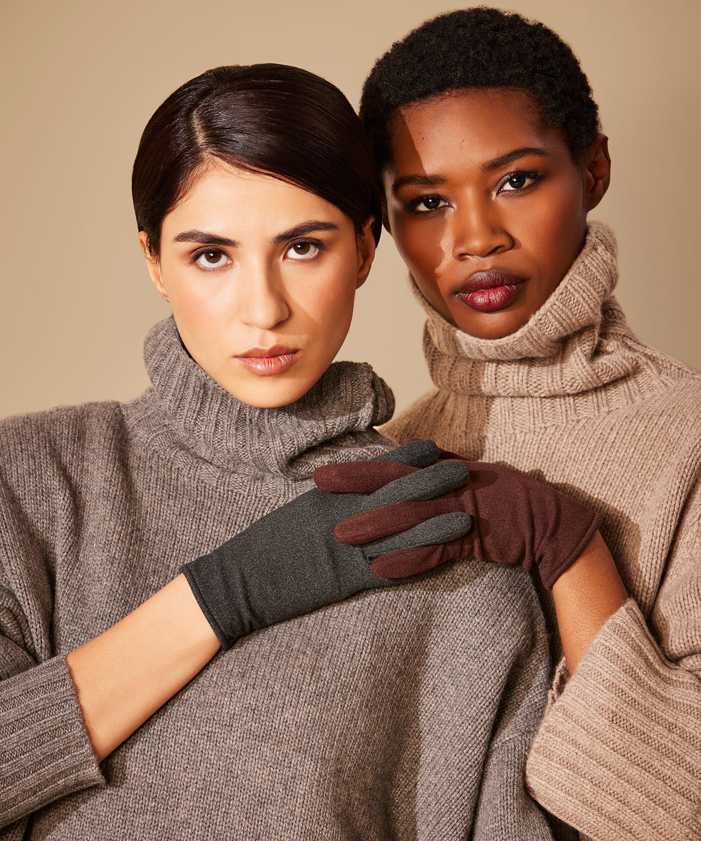 Comfort Stretch Touch Glove in color chocolate