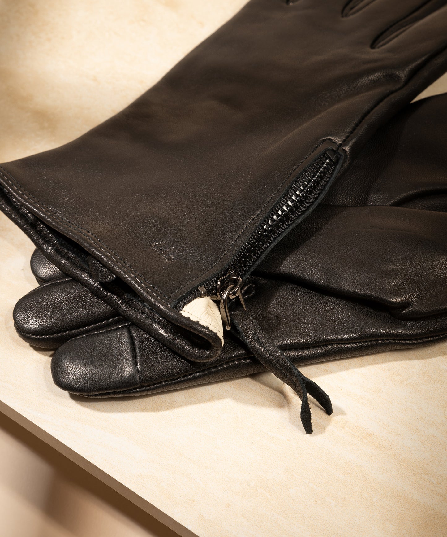 Leather Glove With Zipper in color Black/Cream