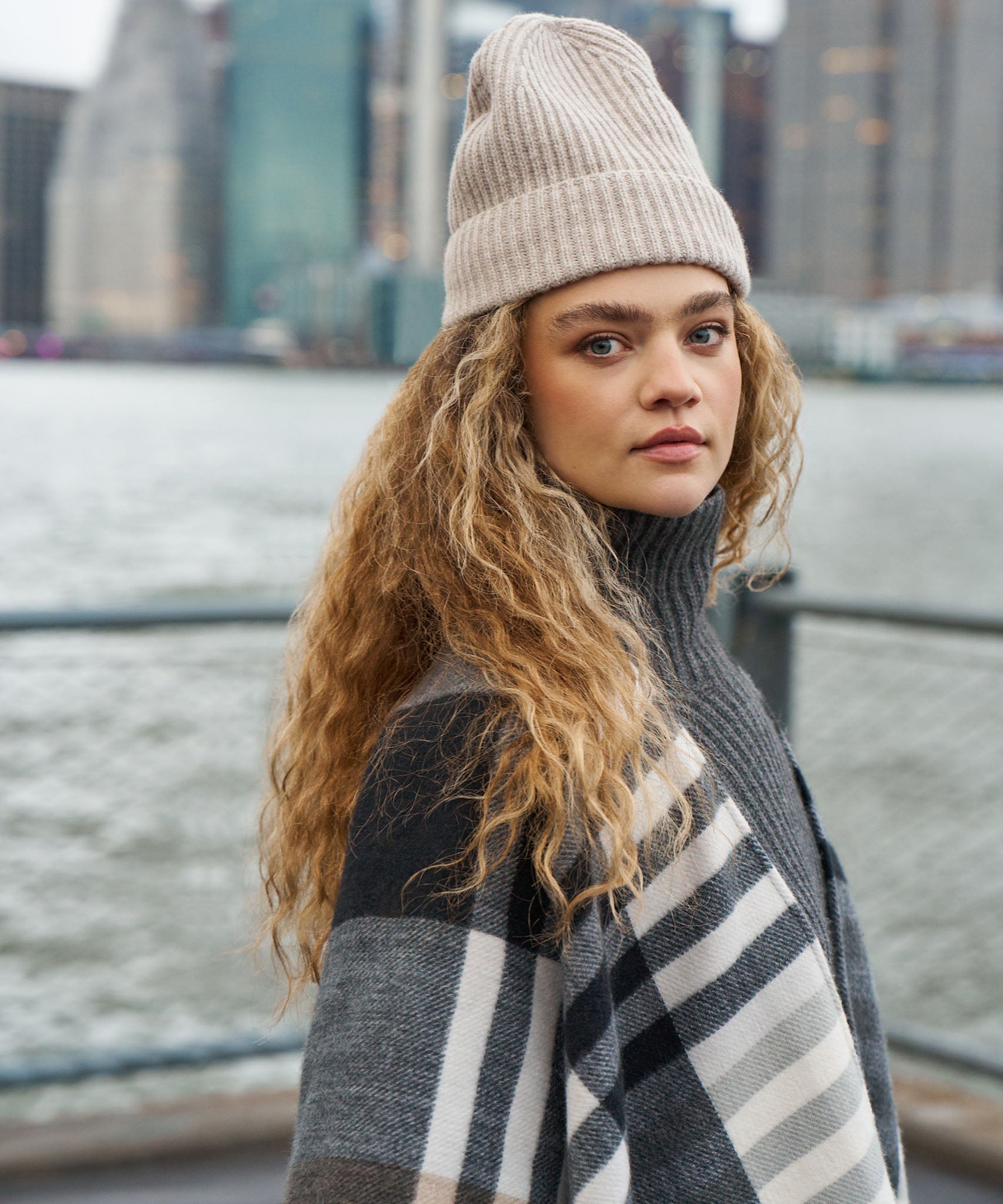 Basic Cardigan Stitch Beanie in color pebble