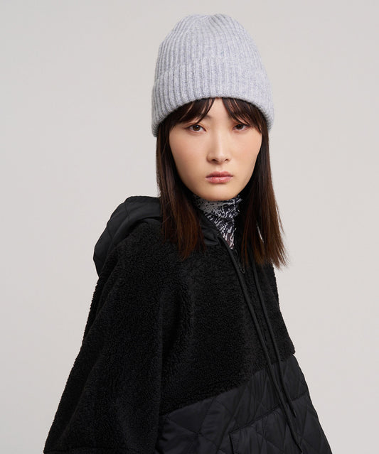 Basic Cardigan Stitch Beanie in color silver