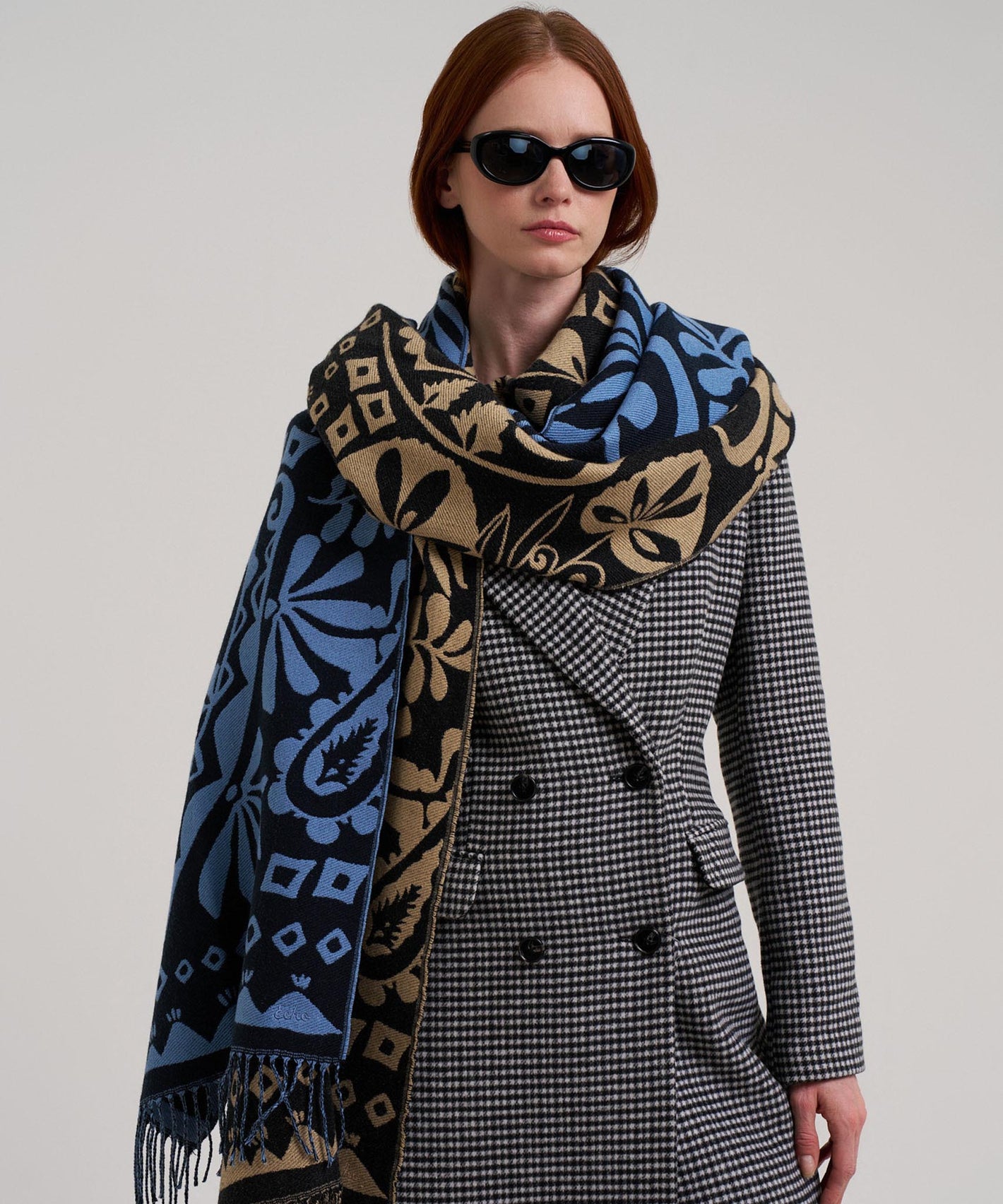 Park Paisley Jacquard Scarf in color black