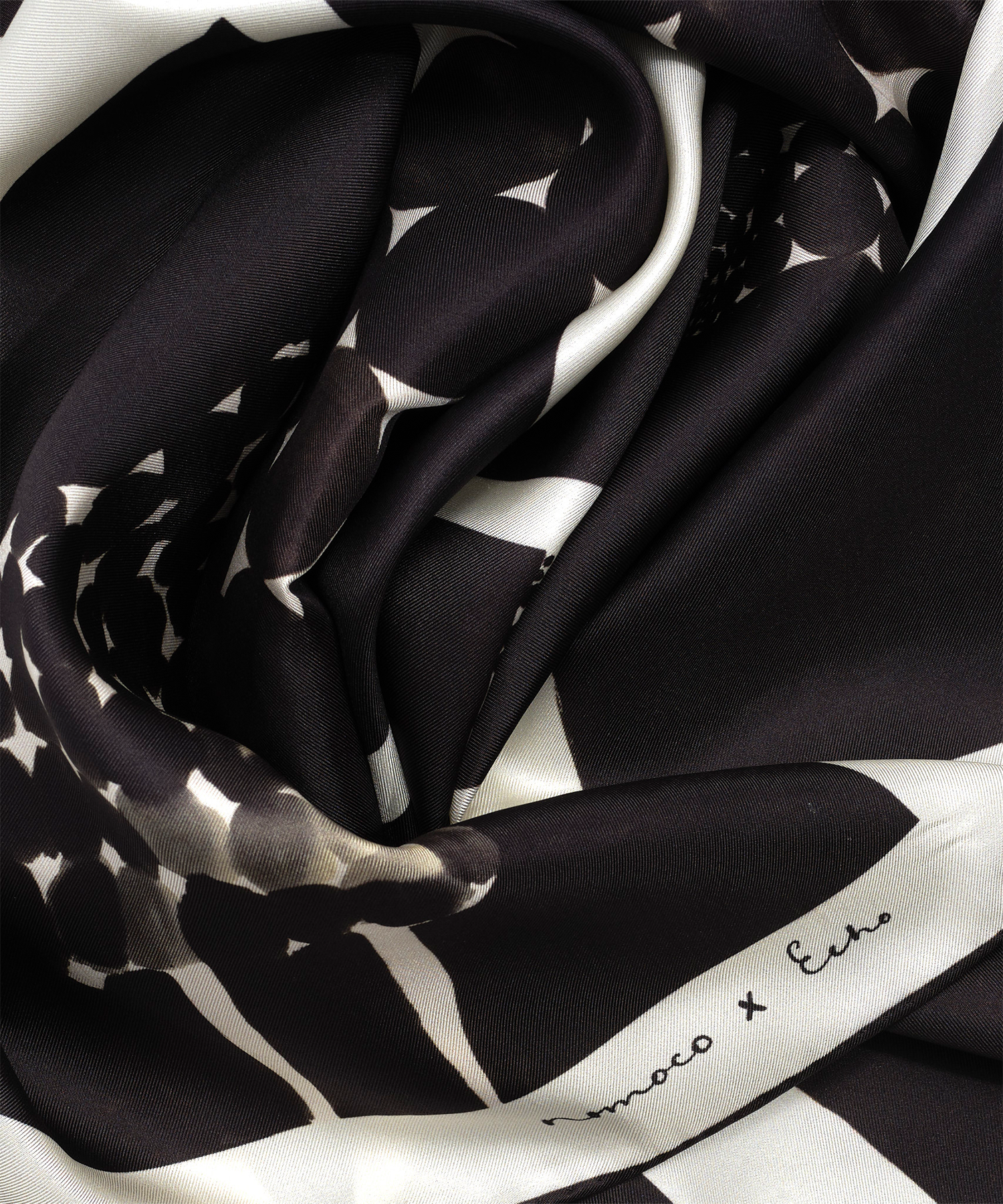 close-up image of the Echo100 scarf by nomoco
