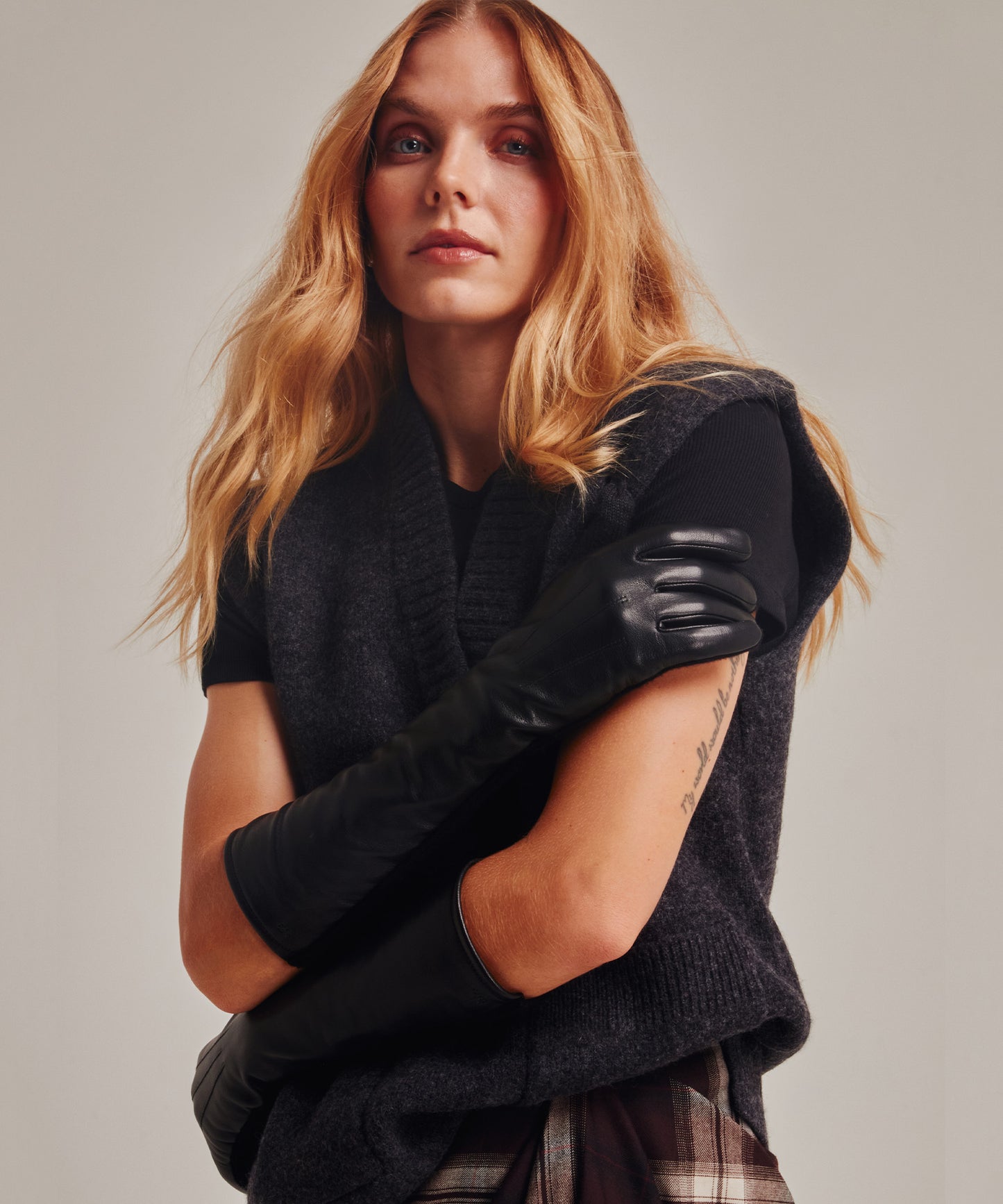 Fully Long Leather Glove in color black