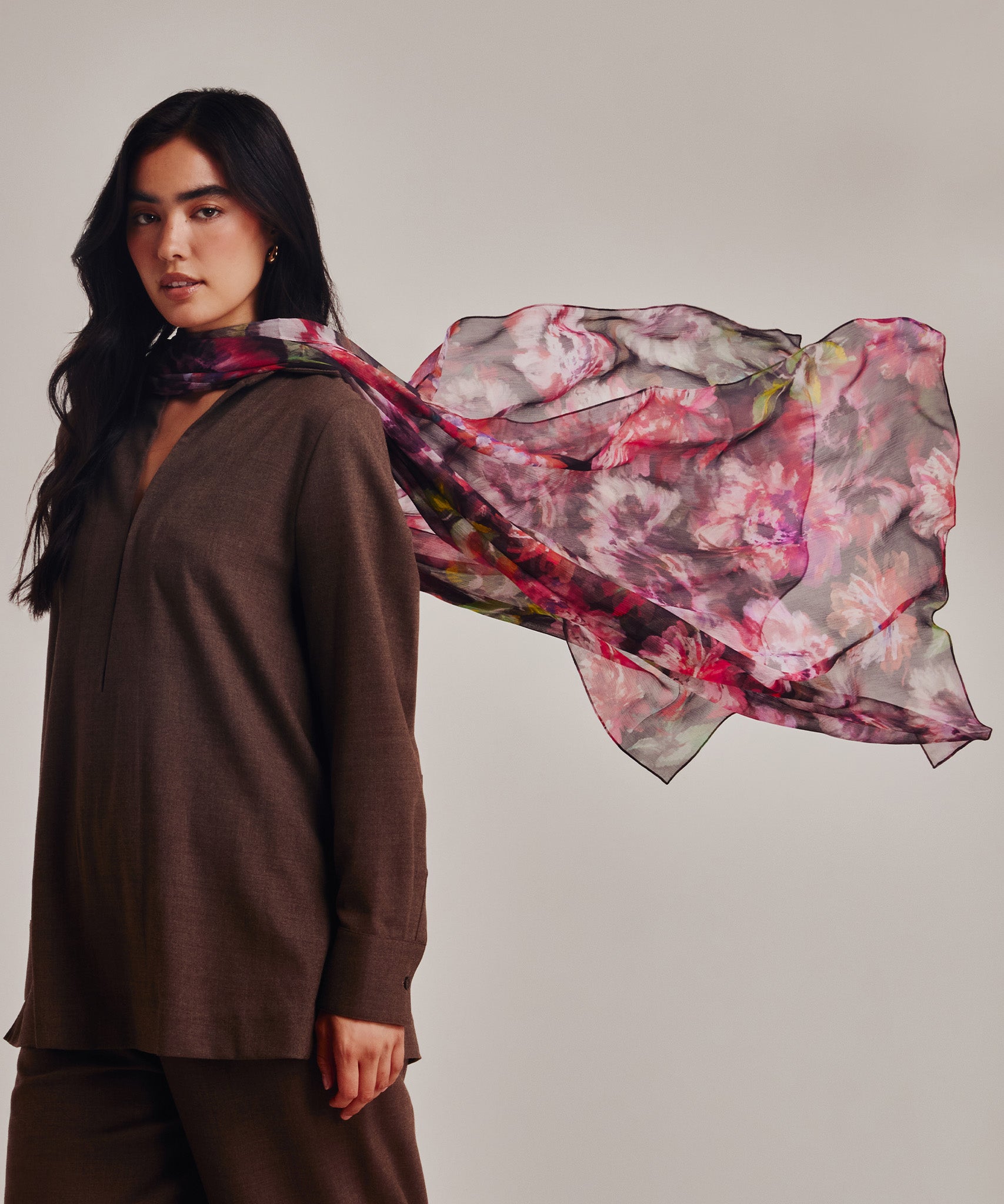 Hazy Floral Crinkle Wrap in color black