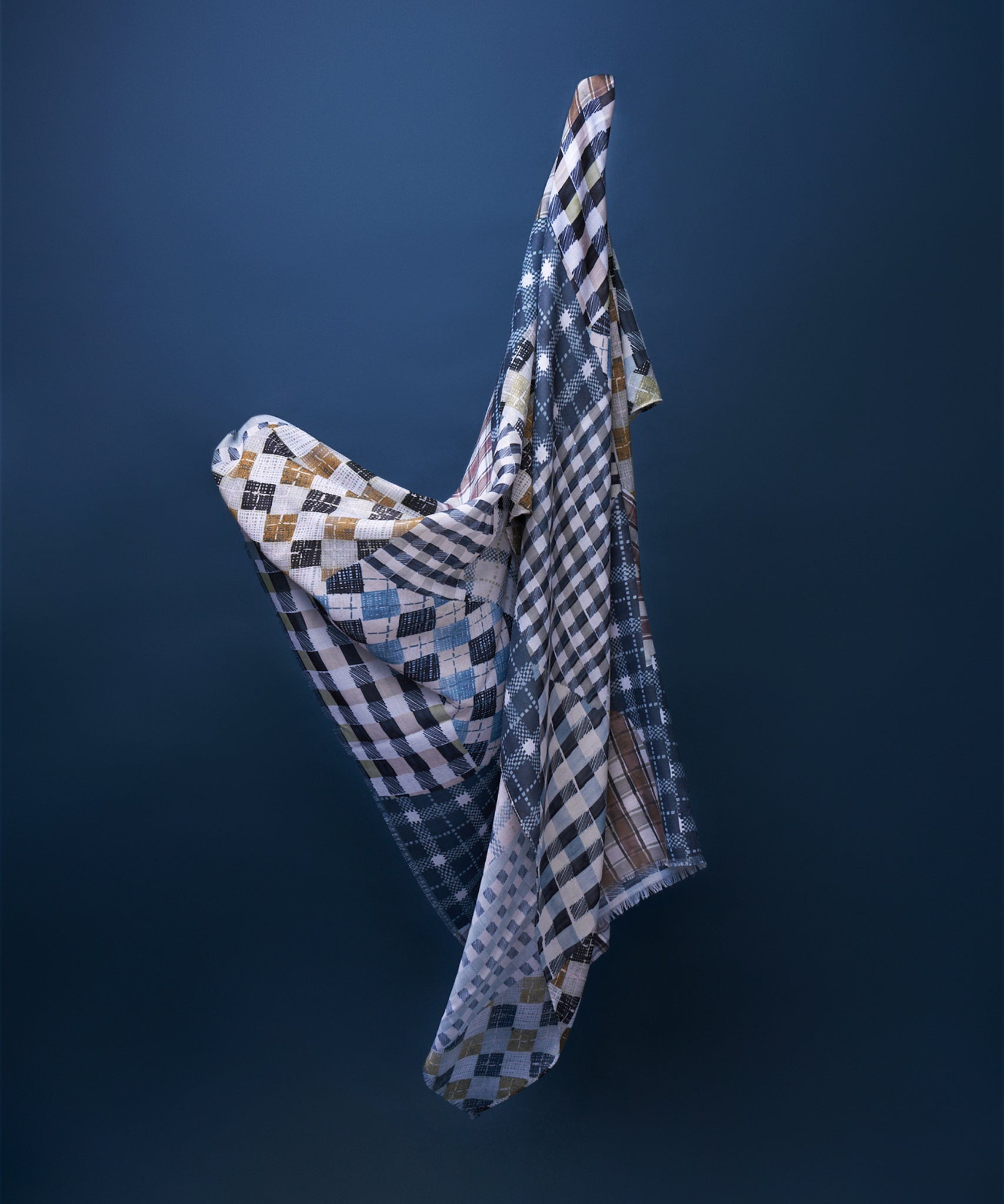 Patch Plaid Wrap in color black