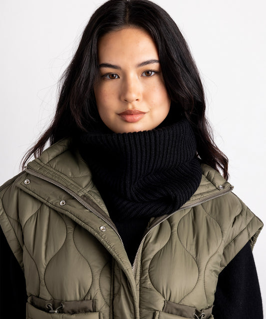 Model wearing perfect ribbed neck warmer in black.