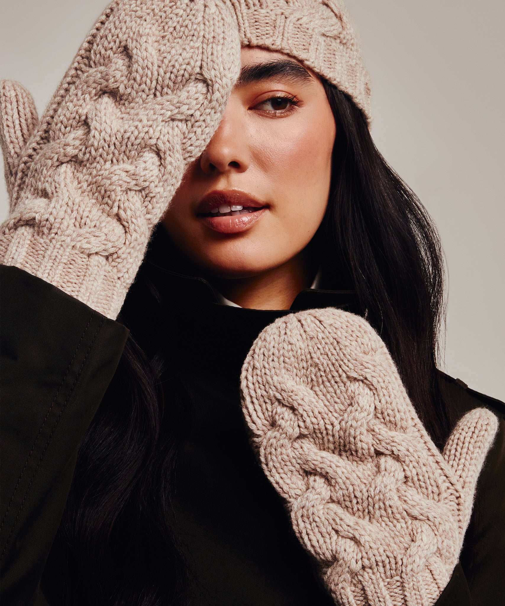 Park Cable Mitten in color farro heather