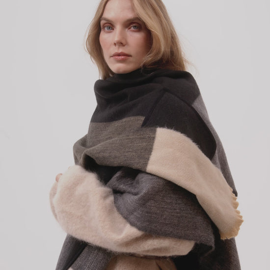 Colormix Ruana in color black