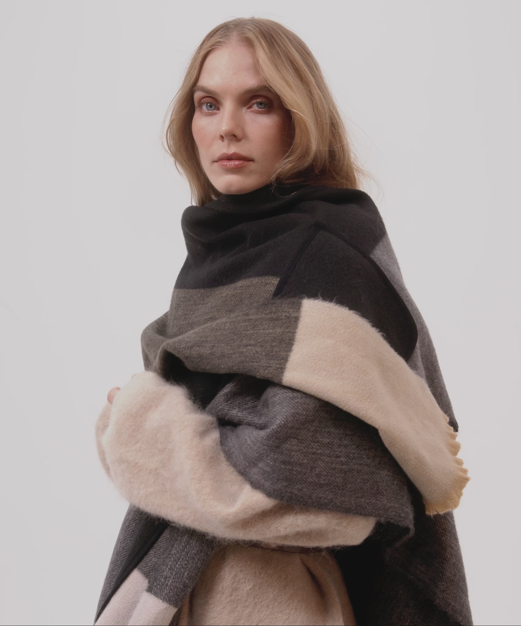 Colormix Ruana in color black