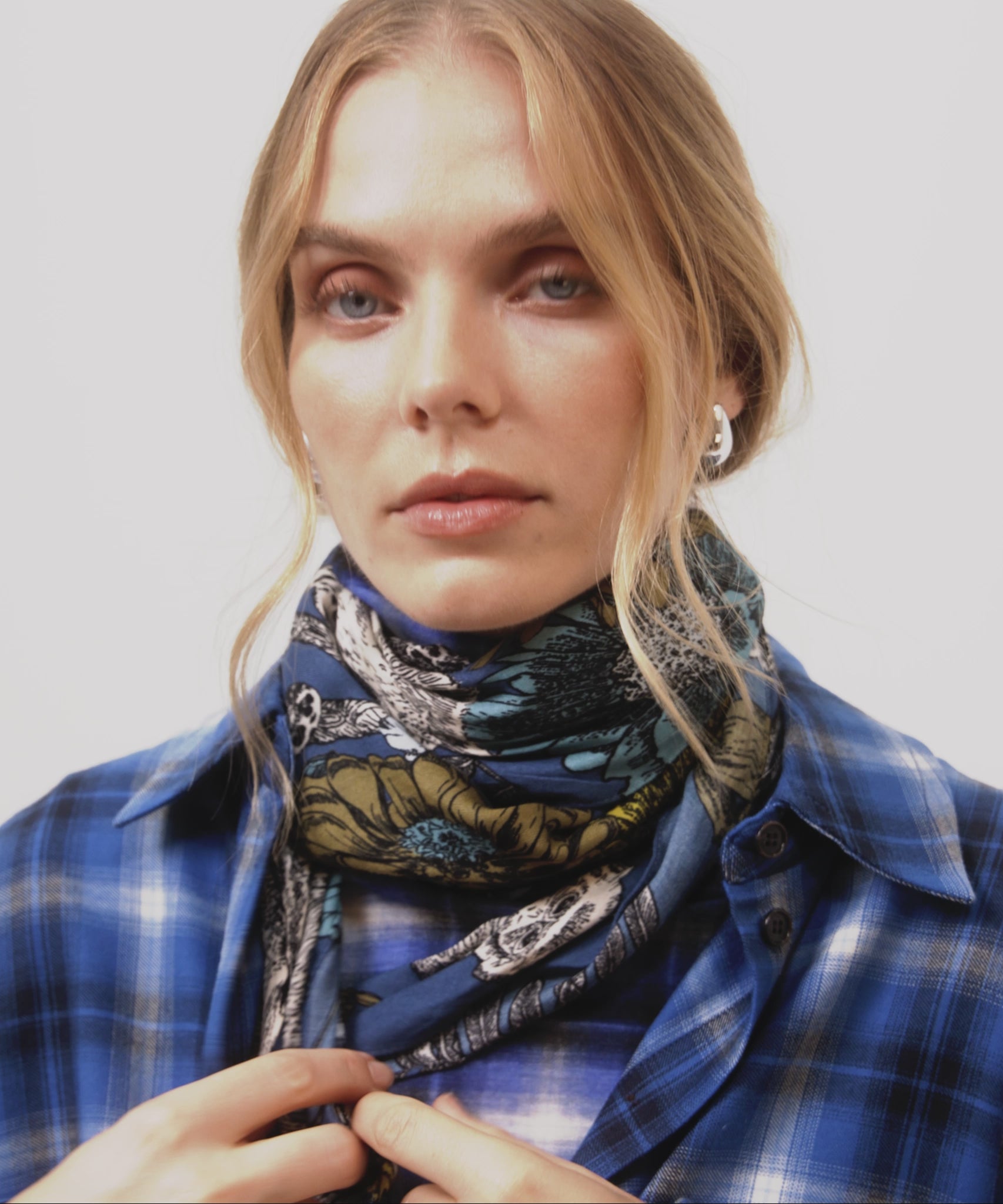 Central Park Square Scarf in color navy