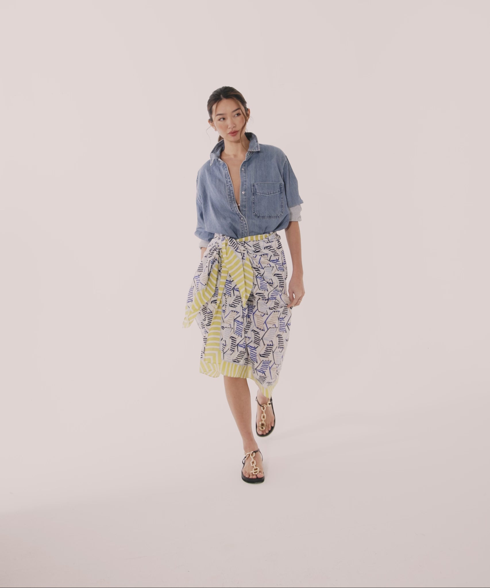 Beach Lounge Sarong in color ultramarine