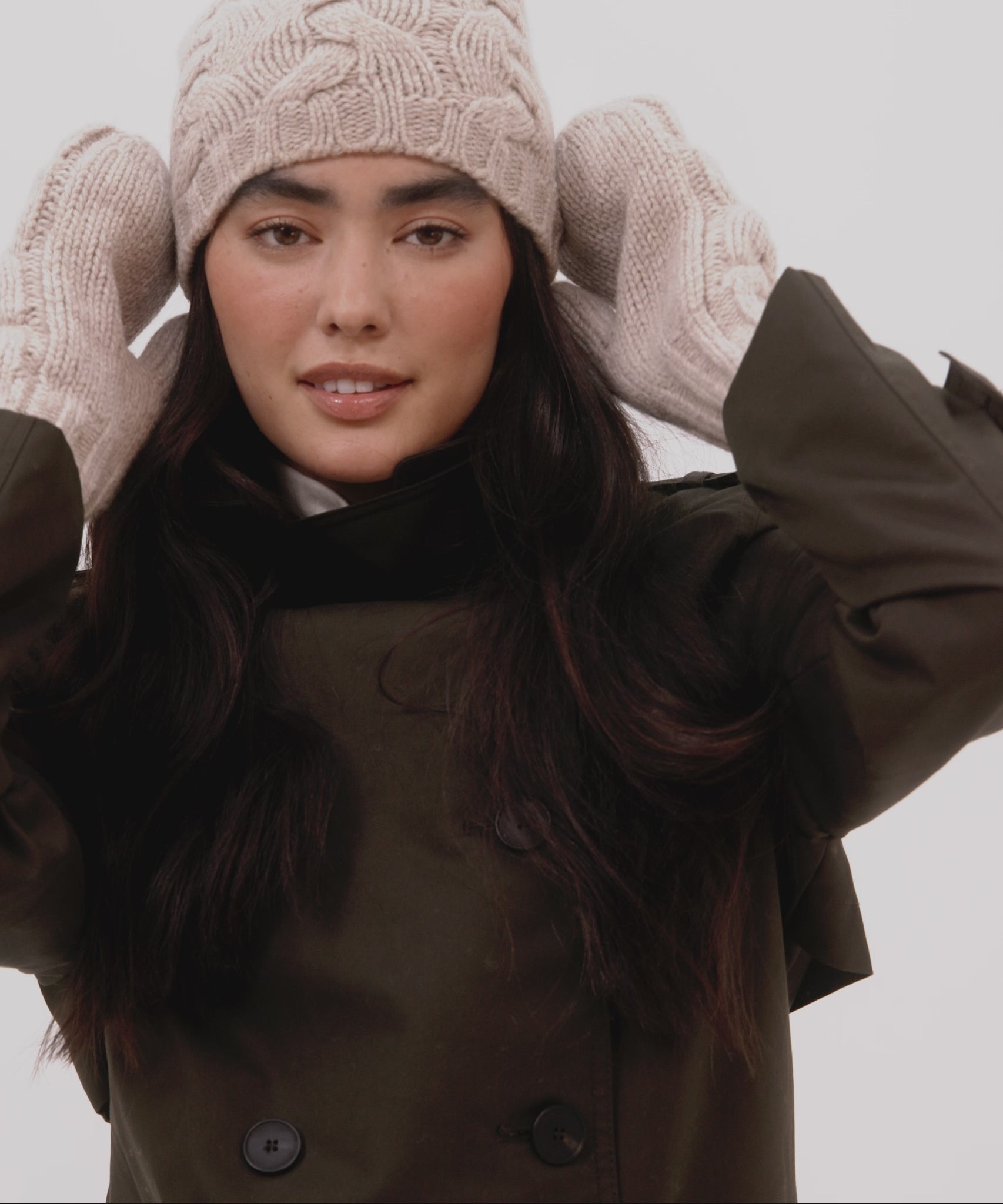 Park Cable Mitten in color farro heather