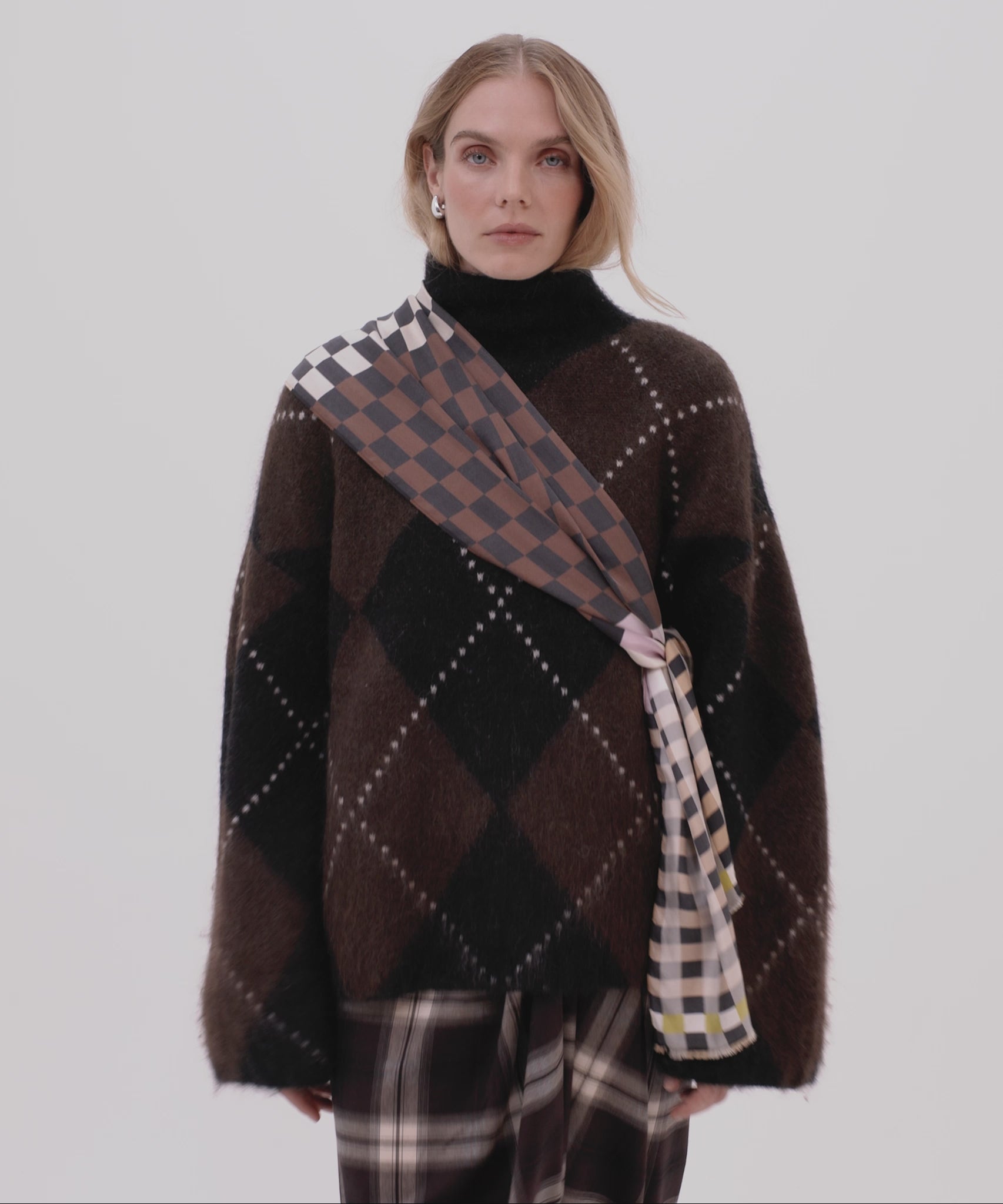 Checks Checks Silk Oblong Scarf in color black