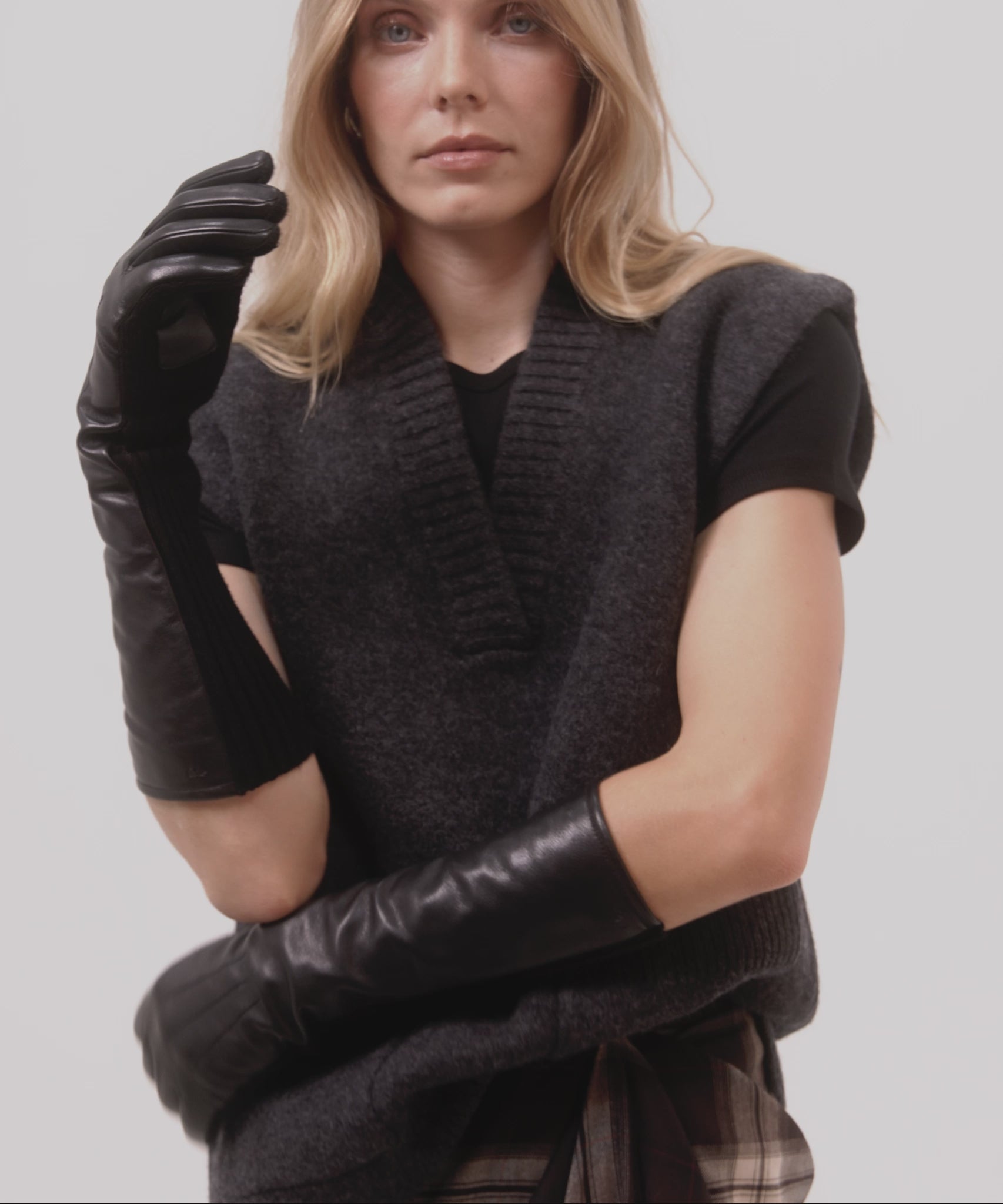 Fully Long Leather Glove in color black