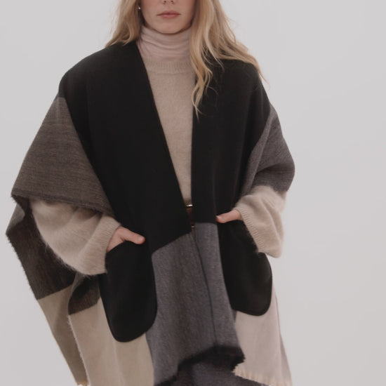 Colormix Ruana in color black