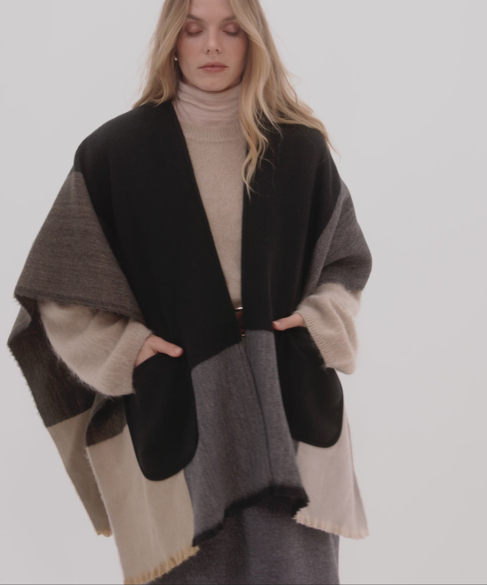 Colormix Ruana in color black