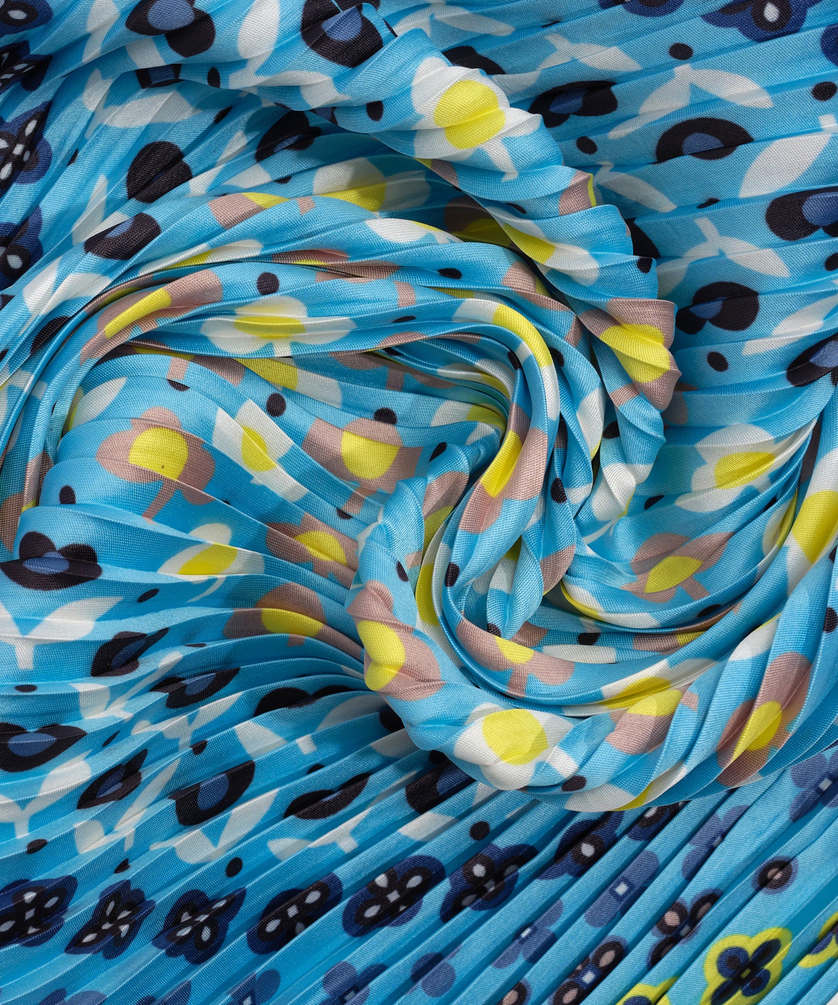 Clover Pleated Diamond in color chambray