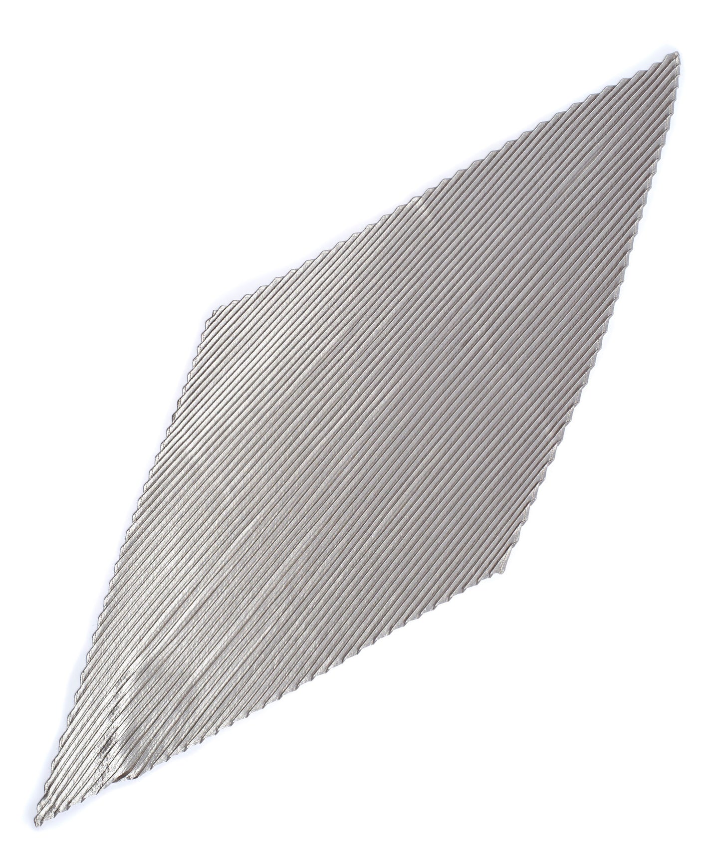 Metallic Pleated Diamond in color Silver
